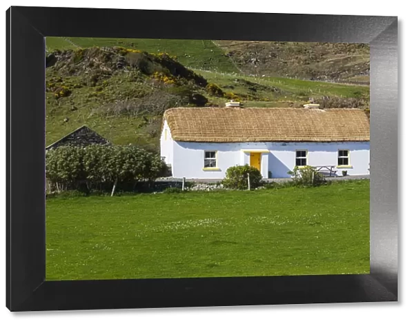 Ireland, County Donegal, Glengesh Pass, landscape with traditional house