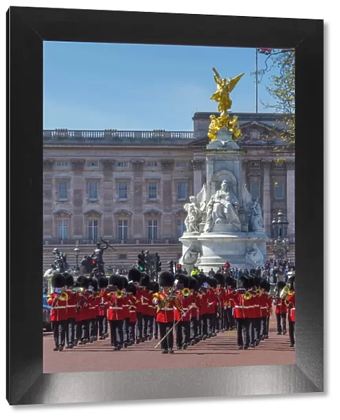 UK, England, London, The Mall, Buckingham Palace, Changing of the Guard