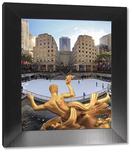 USA, New York, New York City, Manhattan, Rockefeller Center, Ice Rink