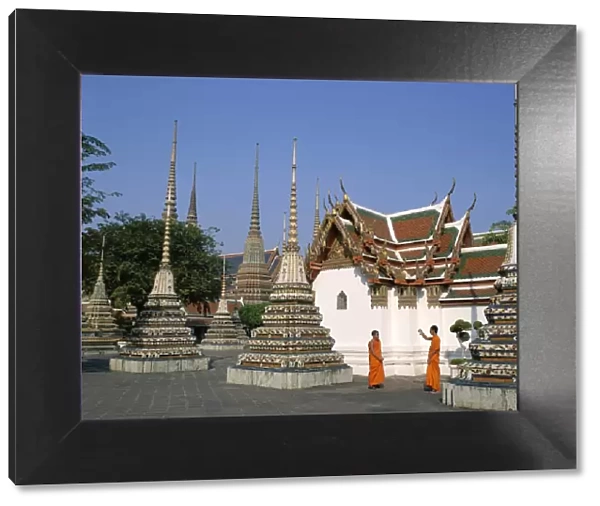 Wat Pho  /  Chedis  /  Monks