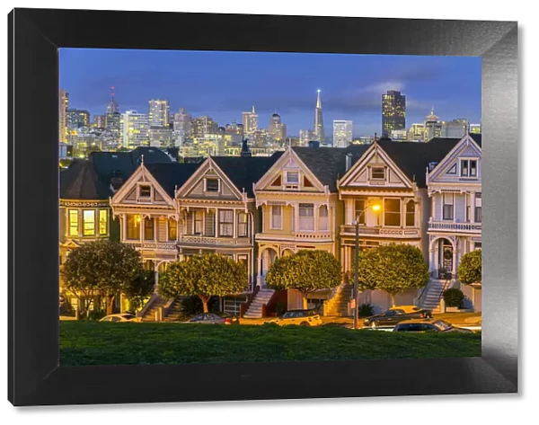 Night view of the Painted Ladies victorian houses in Alamo Square, San Francisco