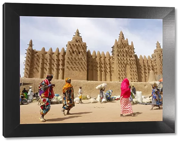 Market in front of the Djenee mosque, a UNESCO World Heritage Site. Mali, West Africa