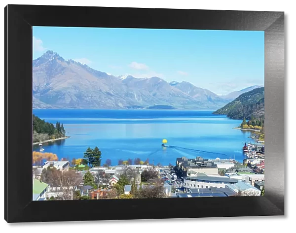 Queenstown and lake Wakatipu, elevated view, Queenstown, South Island, New Zealand