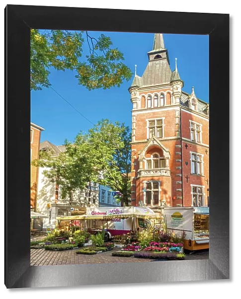 Flower stand at the weekly market with the Old Town Hall, Oldenburg, Oldenburger Land, Lower Saxony, Germany