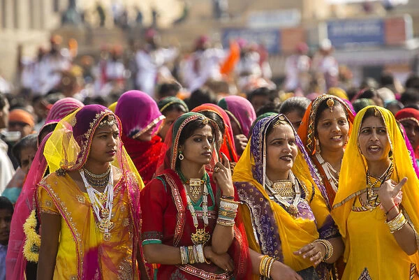 Asia, India, Rajasthan, Jaisalmer, desert festival, girls in parade