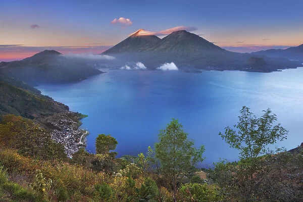 Atitlan volcano and Lake Atitlan - Guatemala, Solola, Lake Atitlan, von Miradoro