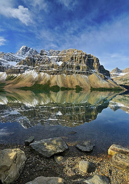 Bow Lake and Crowfoot Mountain in autumn. Icefields Parkway. Banff National Park, Banff National Park, Alberta, Canada