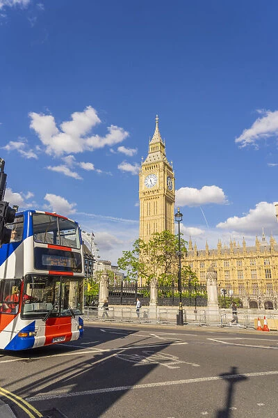 A bus on Parliament Square and Big Ben, also known as Elizabeth Tower. Part of the Houses of Parliament and a Unesco World Heritage site, London, England, UK