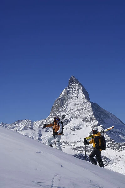 Climbing skier, Matterhorn, Zermatt, Valais (MR)