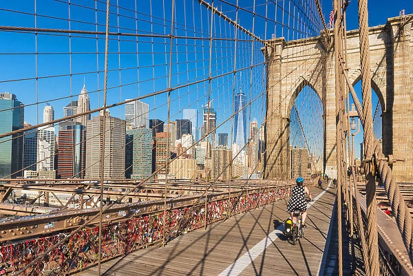 Cycling over the Brooklyn Bridge, New York, USA