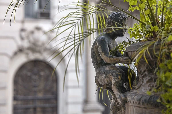 A detail of a decorative vase in the exterior patio of 'Palacio Paz'