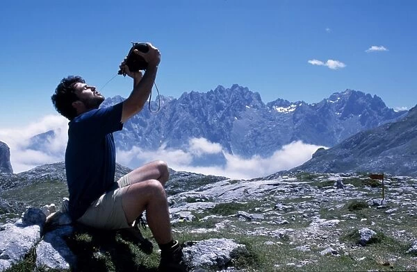 Drinking wine from gourd while on a mountain