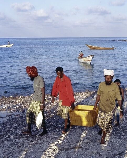 Fishermen bring in their catch at Sekra