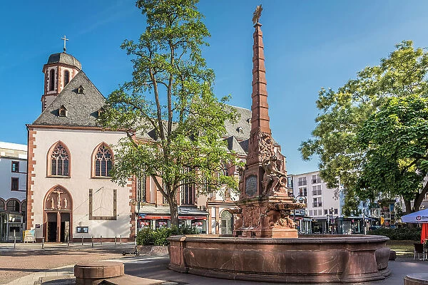 Fountain at Liebfrauenberg with Church of Our Lady, Frankfurt, Hesse, Germany