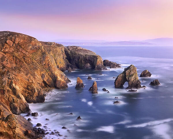 Ireland, Co. Donegal, Maghery, Crohy head, Sea arch and sea stacks