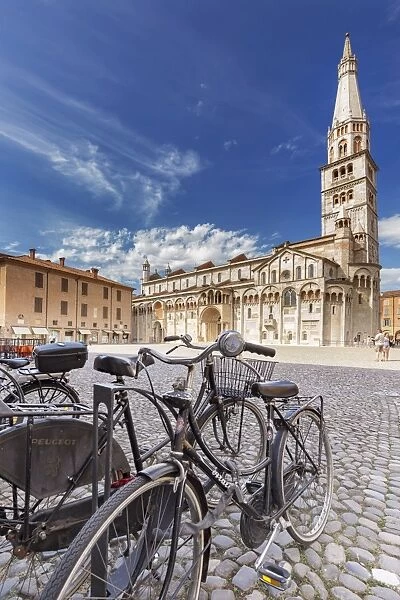 Italy, Italia; Emilia-Romagna; Modena district. Modena. Piazza Grande, the Cathedral