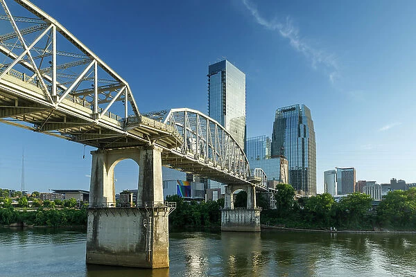 The John Seigenthaler Pedestrian Bridge (previously called the Shelby Street Bridge) spanning the Cumberland River, Nashville, Tennessee, USA