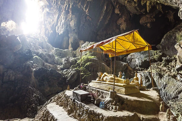 Laos, Vang Vieng. Reclining Buddha inside Tham Poukham cave (Cave of Golden crab)
