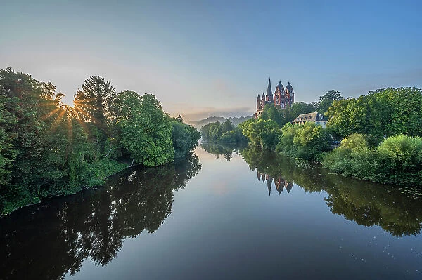 Limburg dome with river Lahn at sunrise, Limburg an der Lahn, Lahn valley, Westerwald, Taunus, Hesse, Germany