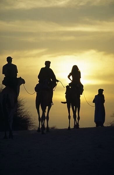 MALI, Timbuktu Camel trekkers in the Saharan sands near Timbuktu