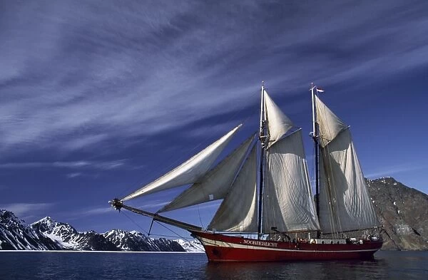 Noordelicht schooner under full sail in Krossfjorden