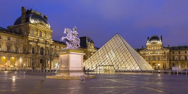 Pyramide du Louvre, Le Louvre, Paris, France