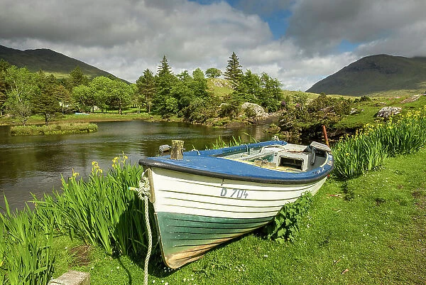 Rowing boat at Bundorragha river in the delphi valley, Connemara Loop, Connemara, Co Mayo, Republic of Ireland, Europe