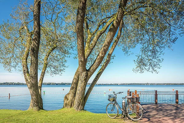 Spa park at Lake Zwischenahner Meer, Bad Zwischenahn, Oldenburger Land, Lower Saxony, Germany