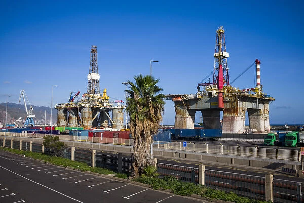 Spain, Canary Islands, Tenerife, Santa Cruz de Tenerife, oil drilling rigs in the port