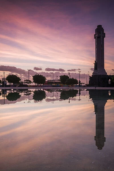 Spain, Canary Islands, Tenerife, Santa Cruz de Tenerife, Plaza de Espana, city reflection
