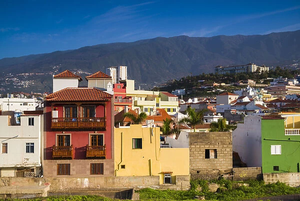 Spain, Canary Islands, Tenerife, Puerto de la Cruz, waterfront houses