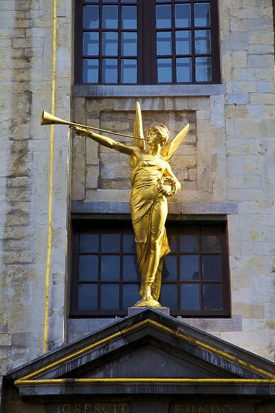 Statue La Maison Des Ducs De Brarant Grand Place, Brussels, Belgium