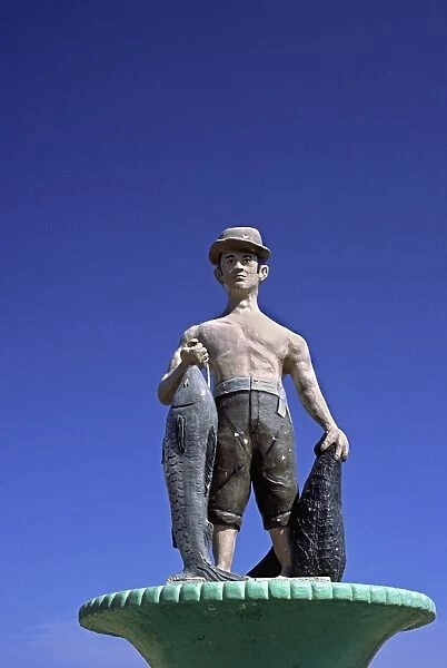 A statue of a pescador