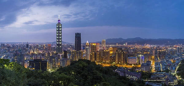 Taiwan, Taipei, City skyline and Taipei 101 building in the Xinyi district
