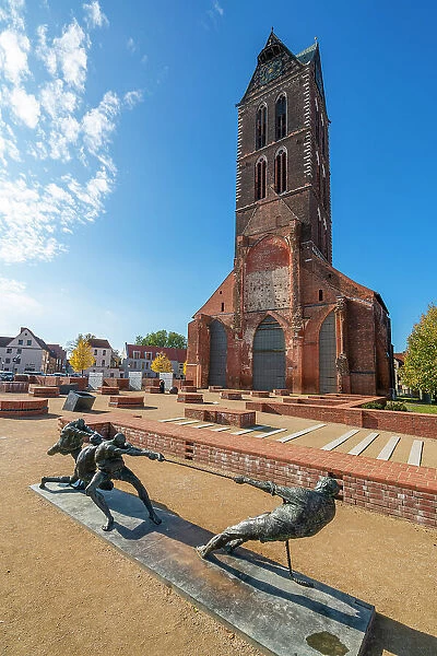 Tauziehen sculpture in front of St. Marienkirche, Wismar, UNESCO, Nordwestmecklenburg, Mecklenburg-Western Pomerania, Germany