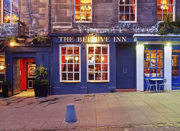 UK, Scotland, Lothian, Edinburgh, Grassmarket Square, Twilight view of the Beehive Inn