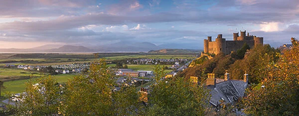 Uk, Wales, Gwynedd, Harlech, Harlech Castle, Mountains of Snowdonia National Park beyond