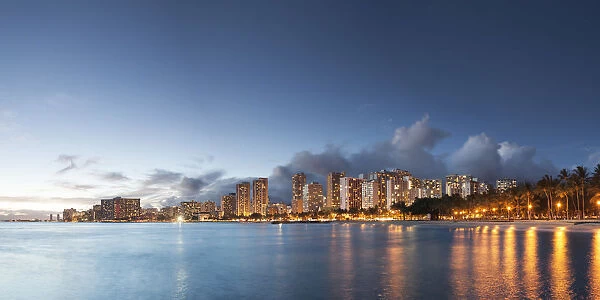 USA, Hawaii, Oahu, Honolulu, Waikiki Beach and Honolulu Skyline