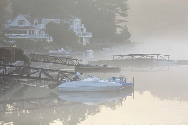 USA, Massachusetts, Cape Ann, Annisquam, Annisquam Harbor, boats in fog