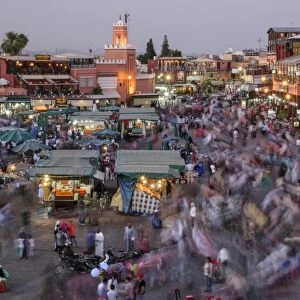 Africa, Morocco, Marrakech, Busy market of Jemaa el-Fnaa at dusk