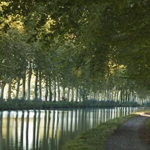 France, Languedoc-Rousillon, Canal du Midi. The Canal du Midi in Southern France connects the Garonne River to the Etang de Thau on