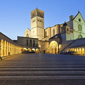 Italy, Umbria, Perugia district, Assisi, a couple kissing in front of the Basilica