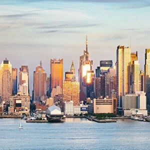 Midtown Manhattan skyline seen from across the Hudson river at sunset, New York city, USA