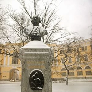 Russia, St. Petersburg; A monument to Italian Architect Rossi, standing in front of Ulitsa Rossi