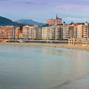 Spain, Basque Country, San Sebastian (Donostia), Concha Bay, view towards town