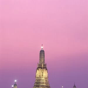 Temple of Dawn (Wat Arun) & Chao Phraya River / Night View