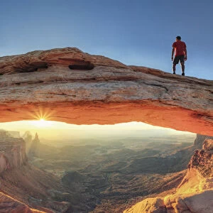USA, Utah, Canyonlands National Park, Island in the Sky district, Mesa Arch (MR)