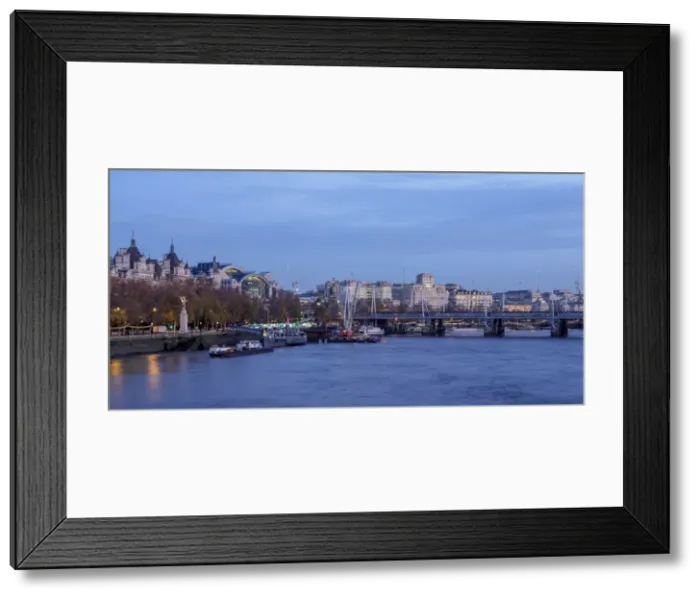 Framed Print : View over River Thames towards Hungerford Bridge and Charing Cross Station, London Framed Print : View over River Thames towards Hungerford Bridge and Charing Cross Station, London
