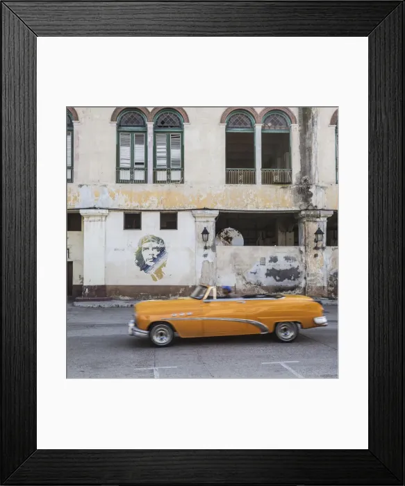 Framed Print : 50s Classic American car passing a mural of Che Guevara, Habana Vieja, Havana, Cuba Framed Print : 50s Classic American car passing a mural of Che Guevara, Habana Vieja, Havana, Cuba