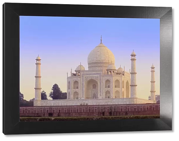 India, Uttar Pradesh, Agra, Taj Mahal in rosy dawn light